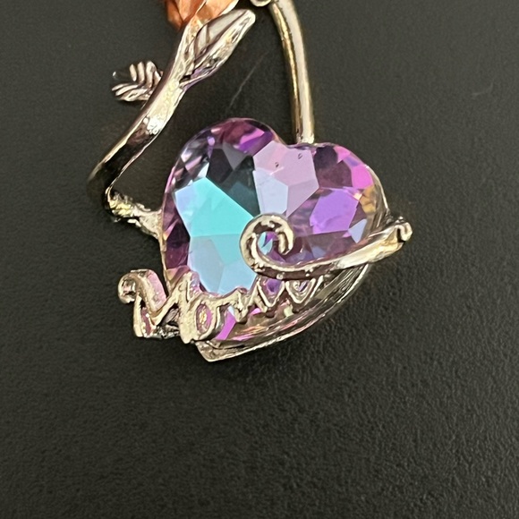 ☄️This stunning heart and rose pendant necklace is perfect for Mother’s Day! 18” - Picture 6 of 14